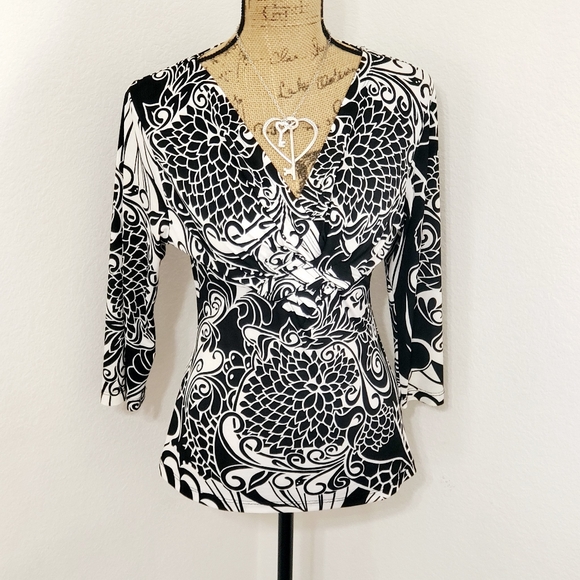 Mesmerize Tops - 🚨🚨3/$25 SALE🚨🚨•Mesmerize•black & white floral print•sz.Small